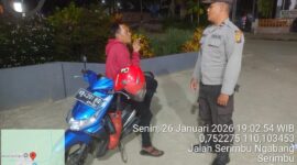 Patroli Malam Polsek Air Besar, Polisi Sambangi Warga Santai di Atas Motor