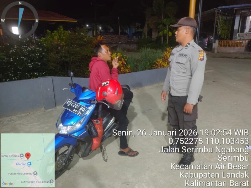 Patroli Malam Polsek Air Besar, Polisi Sambangi Warga Santai di Atas Motor