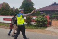 Cegah Macet dan Laka Lantas, Bripka Albasit Atur Lalu Lintas di SDN 01 Karangan