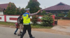 Cegah Macet dan Laka Lantas, Bripka Albasit Atur Lalu Lintas di SDN 01 Karangan