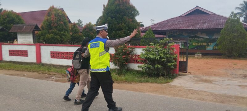 Cegah Macet dan Laka Lantas, Bripka Albasit Atur Lalu Lintas di SDN 01 Karangan