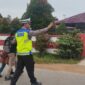 Cegah Macet dan Laka Lantas, Bripka Albasit Atur Lalu Lintas di SDN 01 Karangan