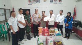 Korban Kebakaran Dusun Kopiang Terima Bansos dari Pemkab Landak dan TNI-Polri