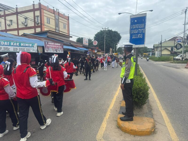 Satlantas Polres Melawi Turun Langsung Kawal Pawai HUT SMAN 1 Nanga Pinoh
