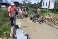 TNI dan Warga Gotong Royong Perbaiki Jembatan Desa Sibau Hulu