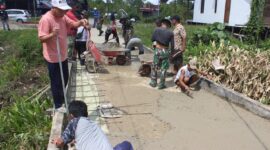 TNI dan Warga Gotong Royong Perbaiki Jembatan Desa Sibau Hulu