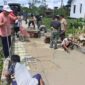 TNI dan Warga Gotong Royong Perbaiki Jembatan Desa Sibau Hulu