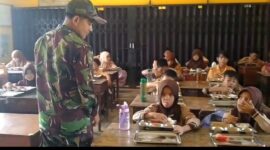 Distribusi Makanan Bergizi untuk Pelajar Sambas, Didampingi Koramil 06/Selakau