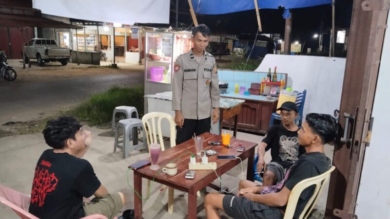 Dengan Senyum dan Sapa, Polisi Rangkul Pemuda Jaga Keamanan Malam Hari
