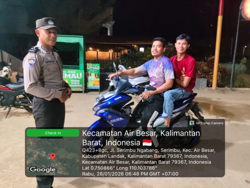 Polisi Sapa Warga Saat Patroli Malam, Jaga Kamtibmas Air Besar