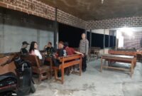 Patroli Malam Polsek Mandor Sambangi Warga, Pesan Kamtibmas Humanis