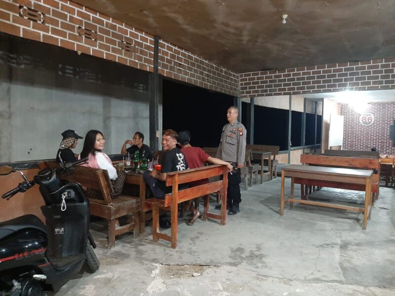 Patroli Malam Polsek Mandor Sambangi Warga, Pesan Kamtibmas Humanis