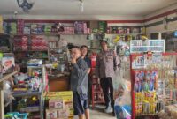 Patroli Siang Polsek Mandor, Polisi Sapa Warga Ramah Cegah Kejahatan