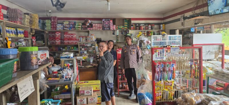 Patroli Siang Polsek Mandor, Polisi Sapa Warga Ramah Cegah Kejahatan