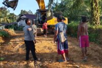 Di Tengah Terik Matahari, Polisi dan Warga Sinergi Perbaiki Jalan Akses Listrik Desa Nyiin