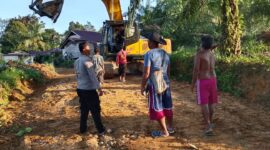 Di Tengah Terik Matahari, Polisi dan Warga Sinergi Perbaiki Jalan Akses Listrik Desa Nyiin