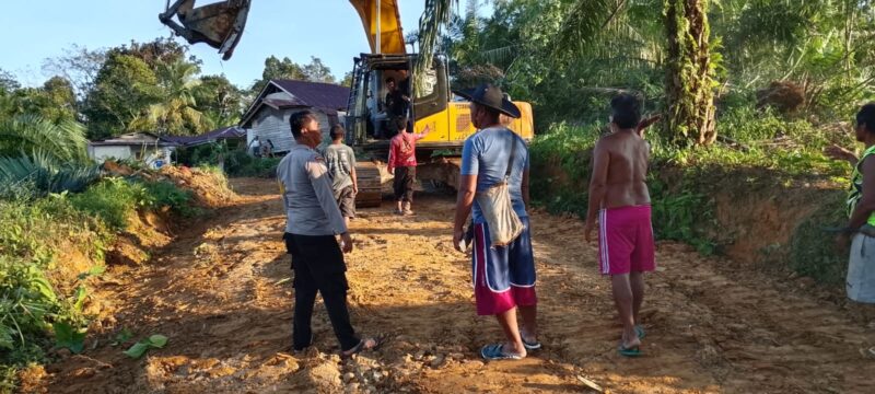Di Tengah Terik Matahari, Polisi dan Warga Sinergi Perbaiki Jalan Akses Listrik Desa Nyiin