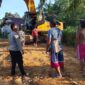 Di Tengah Terik Matahari, Polisi dan Warga Sinergi Perbaiki Jalan Akses Listrik Desa Nyiin