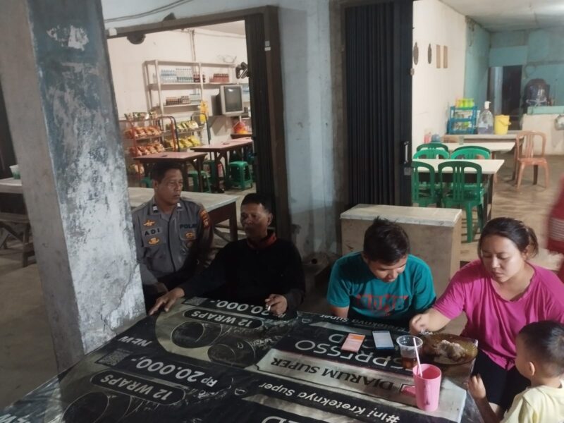 Polisi Mandor Sambangi Warga di Malam Hari, Ciptakan Keamanan dan Kedekatan