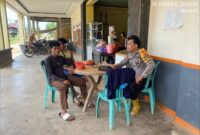 Ngobrol Santai di Warung, Polisi dan Warga Meranti Jaga Kamtibmas Bersama