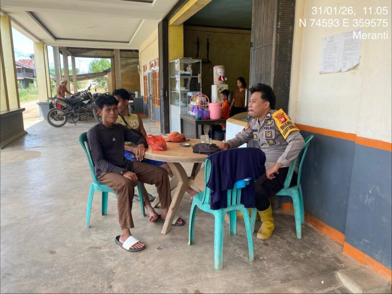 Ngobrol Santai di Warung, Polisi dan Warga Meranti Jaga Kamtibmas Bersama