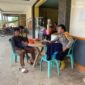 Ngobrol Santai di Warung, Polisi dan Warga Meranti Jaga Kamtibmas Bersama