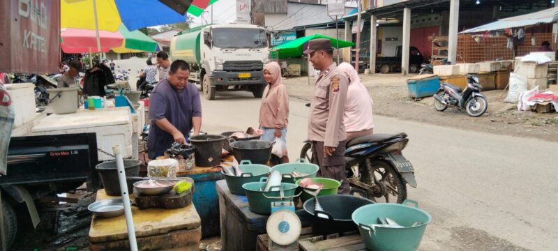 Polisi Datangi Lapak Ikan, Aktivitas Pasar Sengah Temila Tetap Kondusif