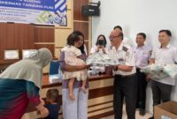 Cegah Stunting, Sekda Sintang Bagikan Biskuit Bischo untuk 16 Balita di Puskesmas Tanjungpuri