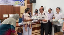 Cegah Stunting, Sekda Sintang Bagikan Biskuit Bischo untuk 16 Balita di Puskesmas Tanjungpuri