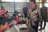 Bupati Sintang Gregorius Herkulanus Bala Tinjau Langsung Pembagian Makan Bergizi Gratis di SDN 12 Jerora I