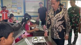 Bupati Sintang Gregorius Herkulanus Bala Tinjau Langsung Pembagian Makan Bergizi Gratis di SDN 12 Jerora I