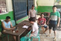 Dekat dan Bersahabat, Polisi Polsek Air Besar Rangkul Warga Usai Patroli