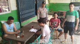 Dekat dan Bersahabat, Polisi Polsek Air Besar Rangkul Warga Usai Patroli