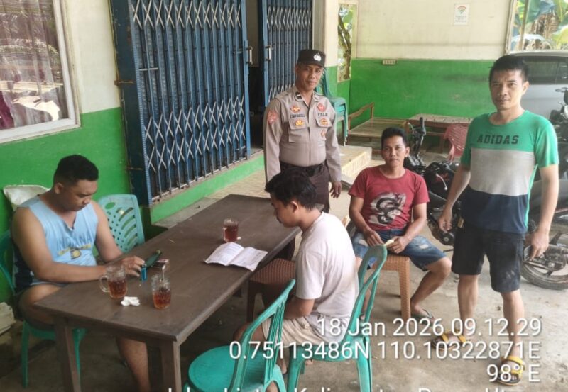 Dekat dan Bersahabat, Polisi Polsek Air Besar Rangkul Warga Usai Patroli