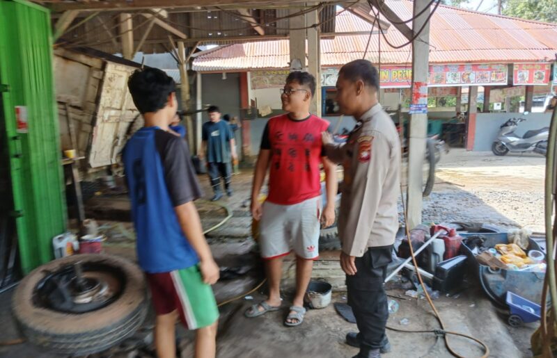 Polsek Mandor Tingkatkan Kewaspadaan Karyawan Lewat Patroli Siang