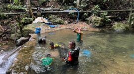 Babinsa Koramil Paloh Bersama Pamtas Aksi Nyata Bersihkan Bak Air Bersih Desa Temajuk