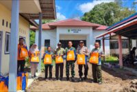 Danposramil 07/Teluk Keramat Bersama Forkopimcam Sambas Bantu Warga Terdampak Banjir