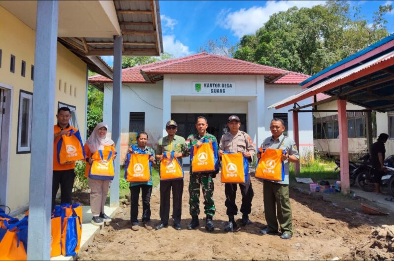 Danposramil 07/Teluk Keramat Bersama Forkopimcam Sambas Bantu Warga Terdampak Banjir