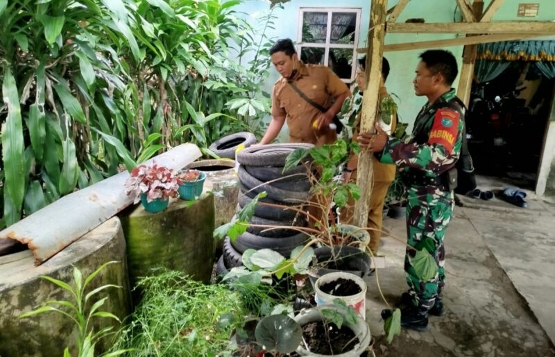 Babinsa Sungai Bulan Bersama Puskesmas Utara 2 Lakukan Tracking Malaria di Singkawang