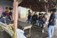 Babinsa Tanah Hitam Jalin Keakraban Lewat Komsos Bersama Pemuda di Kawasan Pantai