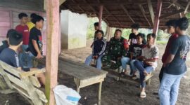 Babinsa Tanah Hitam Jalin Keakraban Lewat Komsos Bersama Pemuda di Kawasan Pantai