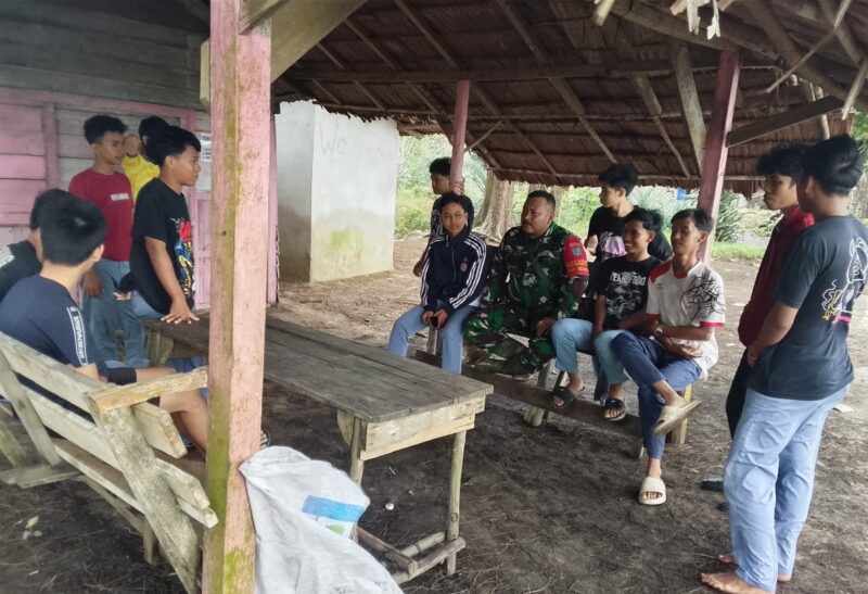 Babinsa Tanah Hitam Jalin Keakraban Lewat Komsos Bersama Pemuda di Kawasan Pantai