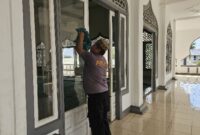 Momentum Isra Mi’raj, Polsek Matan Hilir Selatan Bersih-Bersih dan Bantu Masjid Baithal