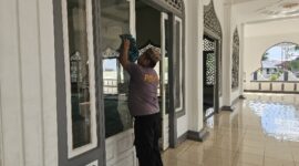 Momentum Isra Mi’raj, Polsek Matan Hilir Selatan Bersih-Bersih dan Bantu Masjid Baithal