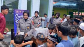 Polwan Polres Ketapang Tebar Kepedulian Lewat Baksos Jum’at Berkah di Masjid Al-Falah