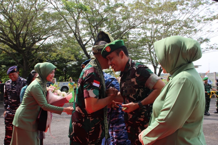 Penyambutan Pangdam XII/Tpr Penuh Makna, Danrem 121/ABW Hadir Bersama Persit