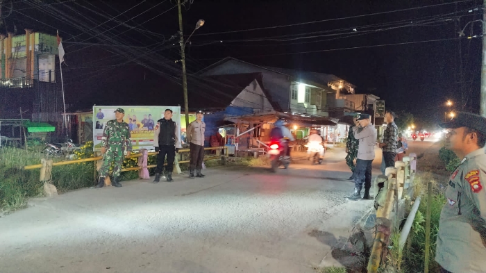 Cegah Gangguan Kamtibmas, Koramil Pemangkat dan Polsek Semparuk Gelar Patroli Gabungan