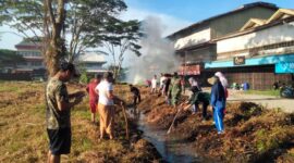 Sinergi Babinsa dan Pemkot Singkawang Hidupkan Budaya Kerja Bakti di Kelurahan Jawa