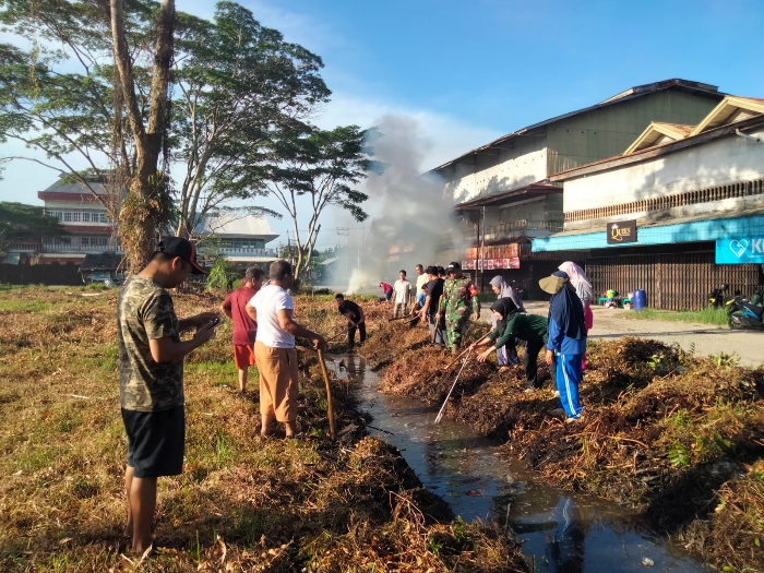 Sinergi Babinsa dan Pemkot Singkawang Hidupkan Budaya Kerja Bakti di Kelurahan Jawa