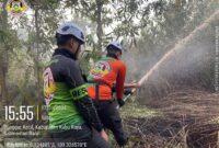 Antisipasi Karhutla Dekat Permukiman, Tim SAR Ditsamapta Polda Kalbar Padamkan Api di Kubu Raya
